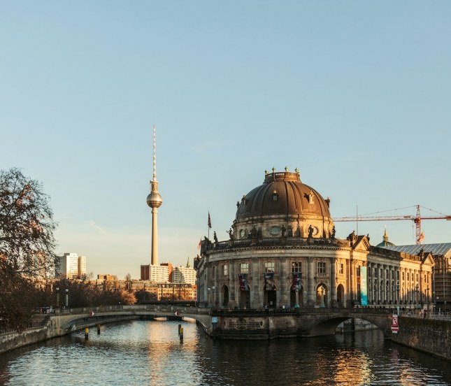 Spree, Museumsinsel und Fernsehturm in Berlin